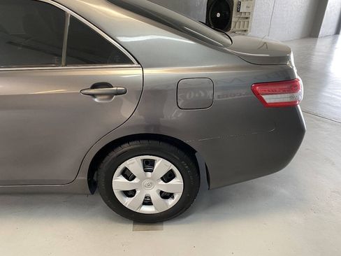 Used 2011 Toyota Camry LE FWD image 17
