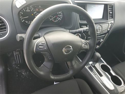 Used 2020 Nissan Pathfinder SV image 18