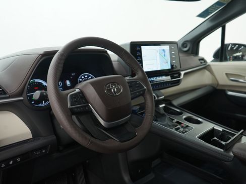 Used 2023 Toyota Sienna Platinum image 28