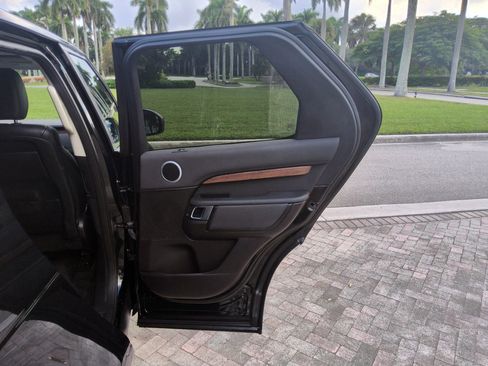 Used 2017 Land Rover Discovery HSE image 33