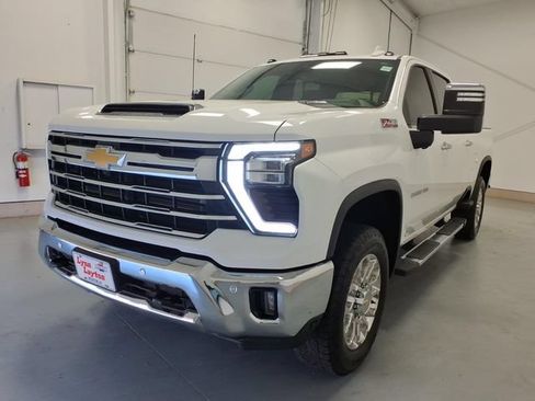 Used 2025 Chevrolet Silverado 2500 LTZ w/ LTZ Premium Package AWD/4WD image 7