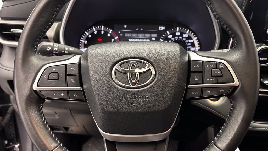 Used 2024 Toyota Highlander XLE AWD/4WD image 21