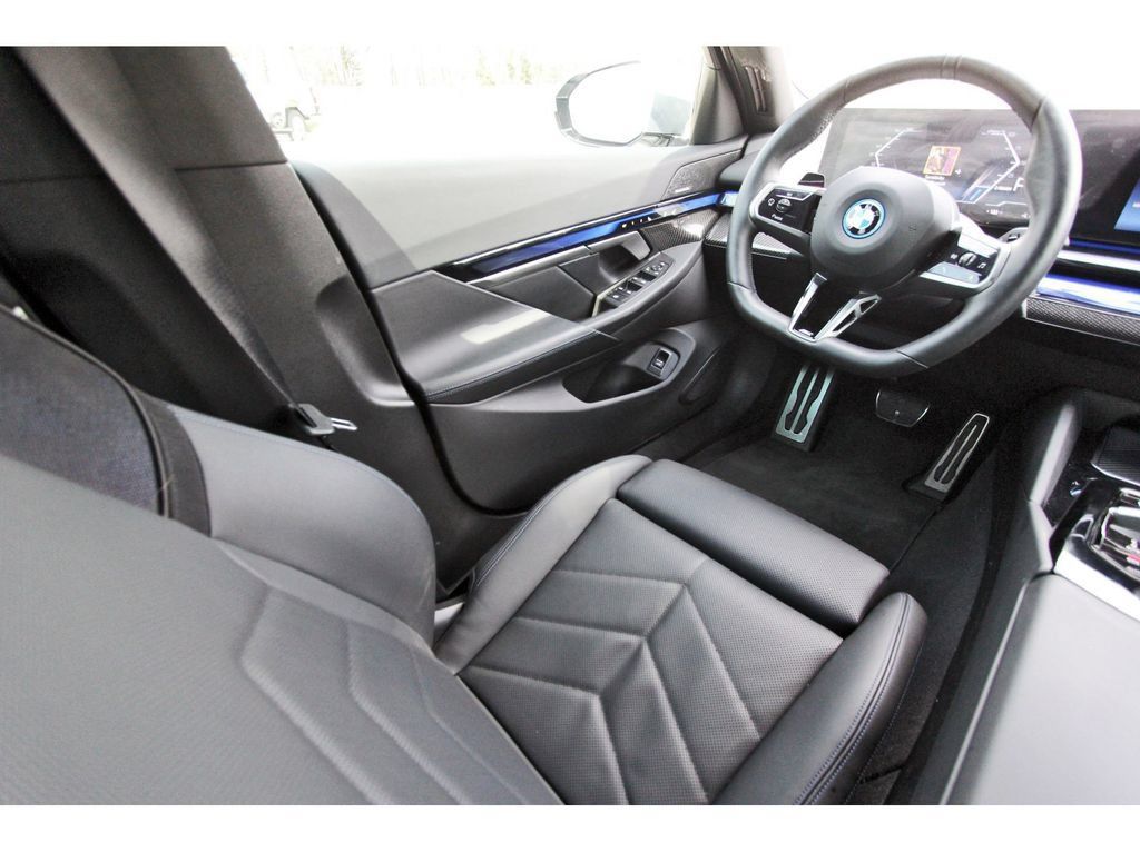 Used 2024 BMW i5 eDrive40i w/ M Sport Package RWD image 11