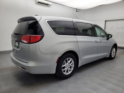 Used 2023 Chrysler Voyager LX FWD image 9