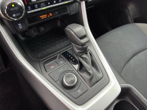 Used 2021 Toyota RAV4 LE AWD/4WD image 11