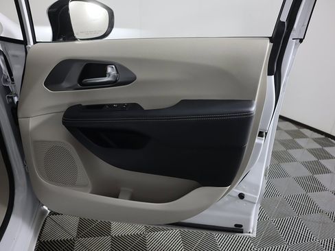 Used 2024 Chrysler Pacifica Touring-L image 23