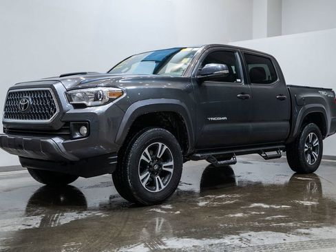 Used 2019 Toyota Tacoma TRD Sport image 3