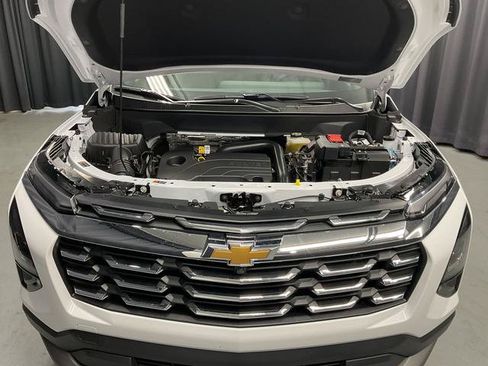 New 2026 Chevrolet Equinox LT w/ Convenience Package II AWD/4WD image 17