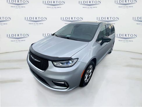 Used 2024 Chrysler Pacifica Limited image 1