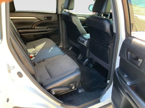 Used 2017 Toyota Highlander Plus FWD image 27