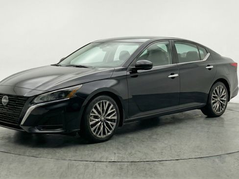 Used 2025 Nissan Altima 2.5 SV image 3