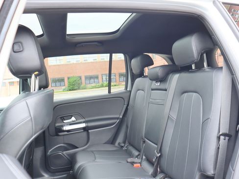 Used 2023 Mercedes-Benz GLB 250 4MATIC w/ Premium Package image 16