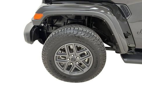 Used 2024 Jeep Gladiator Sport AWD/4WD image 9