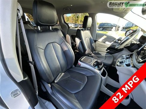 Certified 2024 Chrysler Pacifica Select image 25