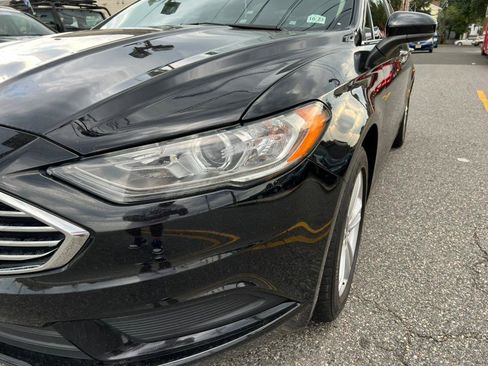 Used 2018 Ford Fusion SE w/ Fusion SE Technology Package image 2