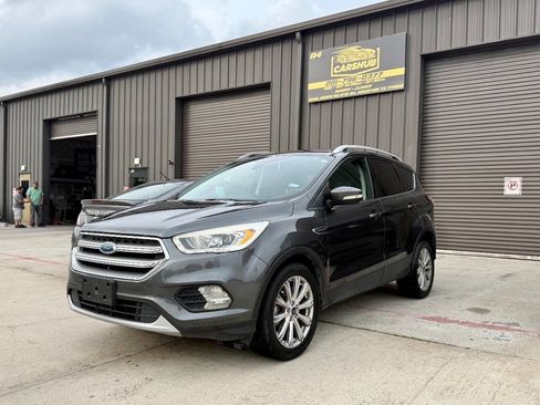 Used 2017 Ford Escape Titanium image 2