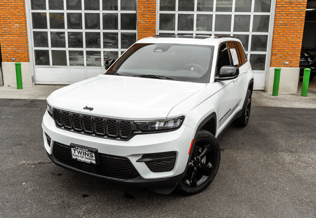 Used 2023 Jeep Grand Cherokee Altitude AWD/4WD image 2