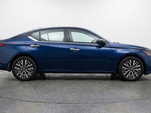 Used 2025 Nissan Altima 2.5 SV FWD image 11