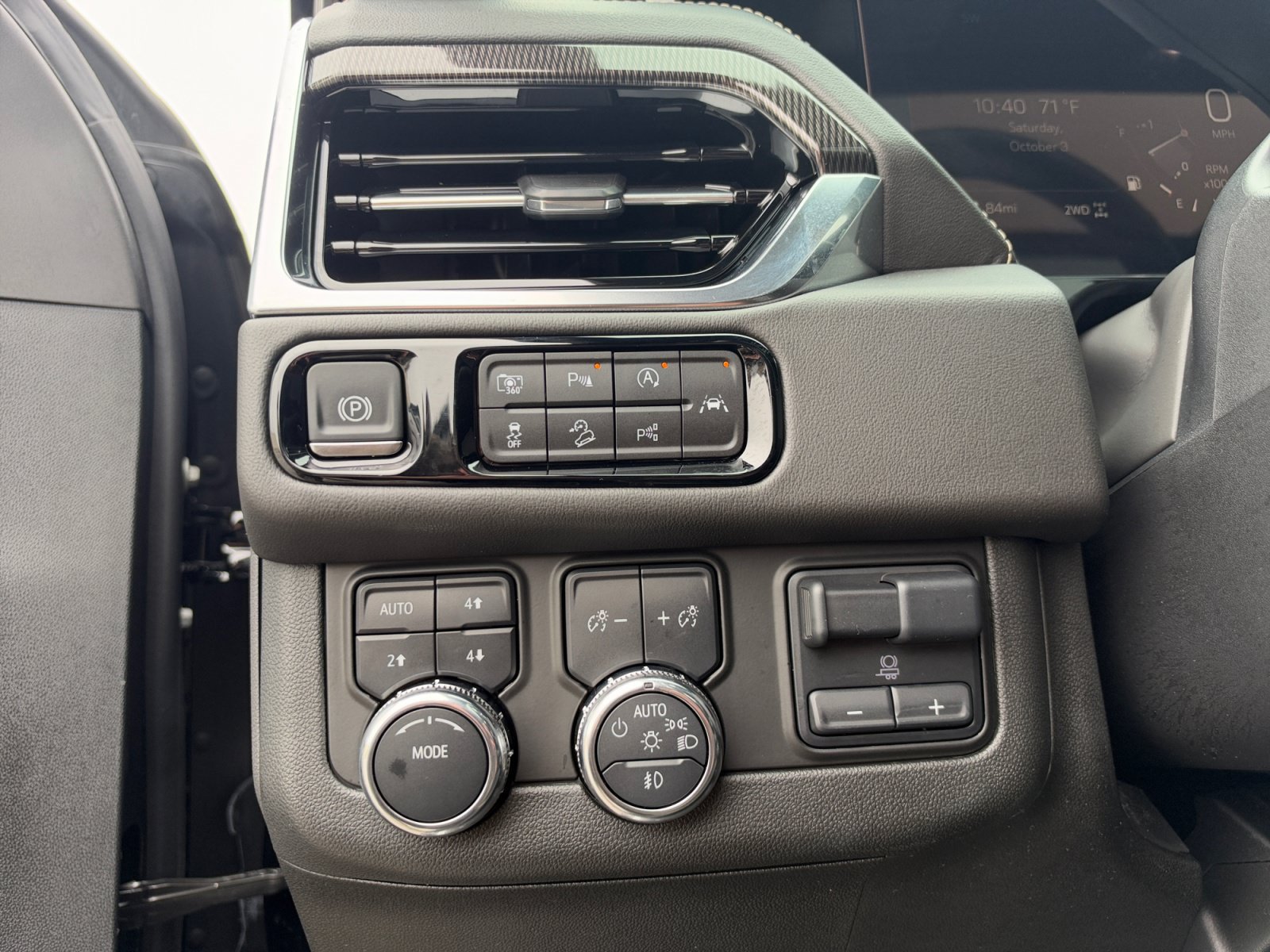 Used 2025 GMC Yukon Elevation w/ Elevation Premium Package AWD/4WD image 23