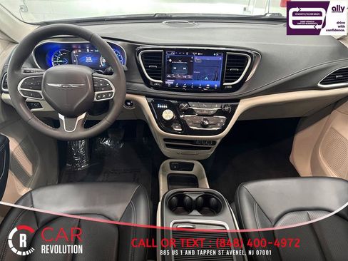 Used 2024 Chrysler Pacifica Limited FWD image 66