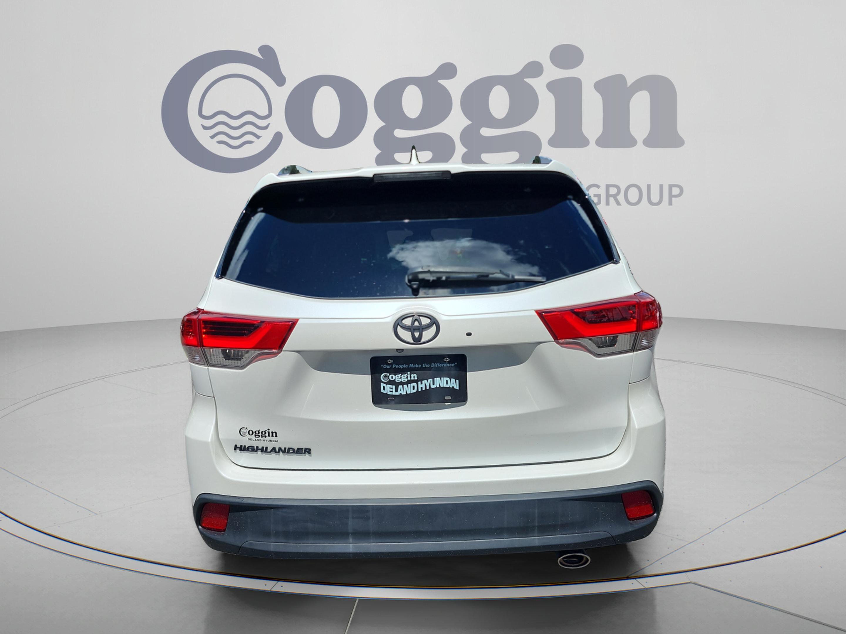 Used 2018 Toyota Highlander Plus FWD image 4