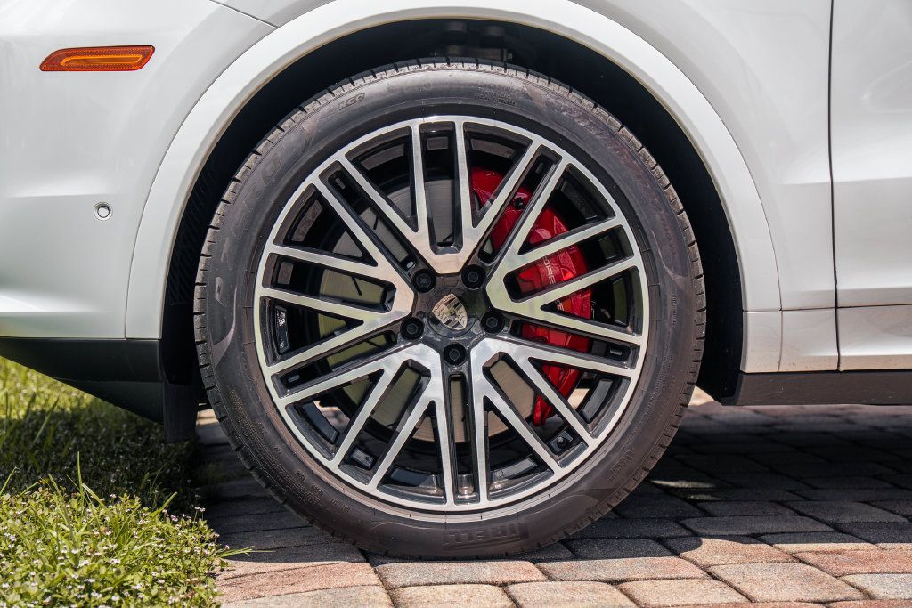 Used 2025 Porsche Cayenne Turbo AWD/4WD image 15