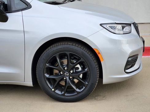 New 2026 Chrysler Pacifica Limited image 6