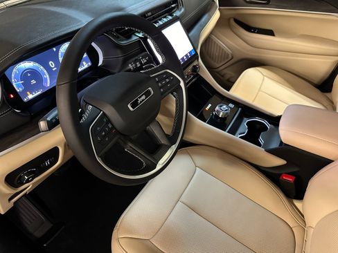 New 2025 Jeep Grand Cherokee Limited w/ Luxury Tech Group II image 9