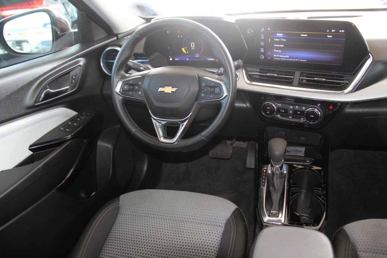 Used 2025 Chevrolet Trax LT w/ LT Convenience Package FWD image 9
