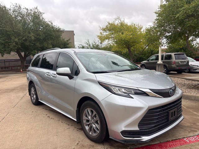 Certified 2023 Toyota Sienna LE FWD image 3
