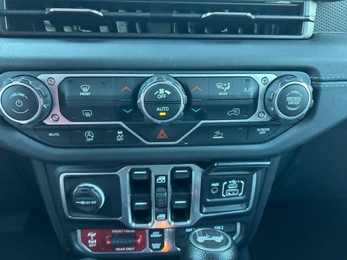 Certified 2025 Jeep Wrangler Unlimited Rubicon AWD/4WD image 26