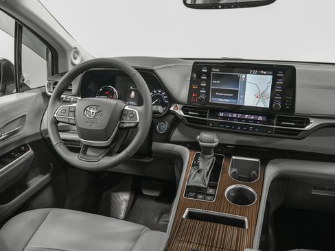 Used 2024 Toyota Sienna XLE w/ XLE Plus Package FWD image 29