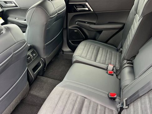 New 2026 Mitsubishi Outlander SE image 13