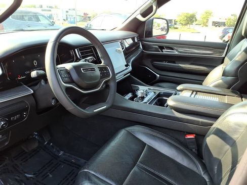 Certified 2022 Jeep Wagoneer Series III w/ Flexible Seating Group AWD/4WD image 9