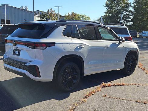 New 2025 Volkswagen Tiguan SE R-Line image 3