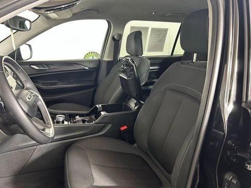 Used 2023 Jeep Grand Cherokee L Laredo image 9