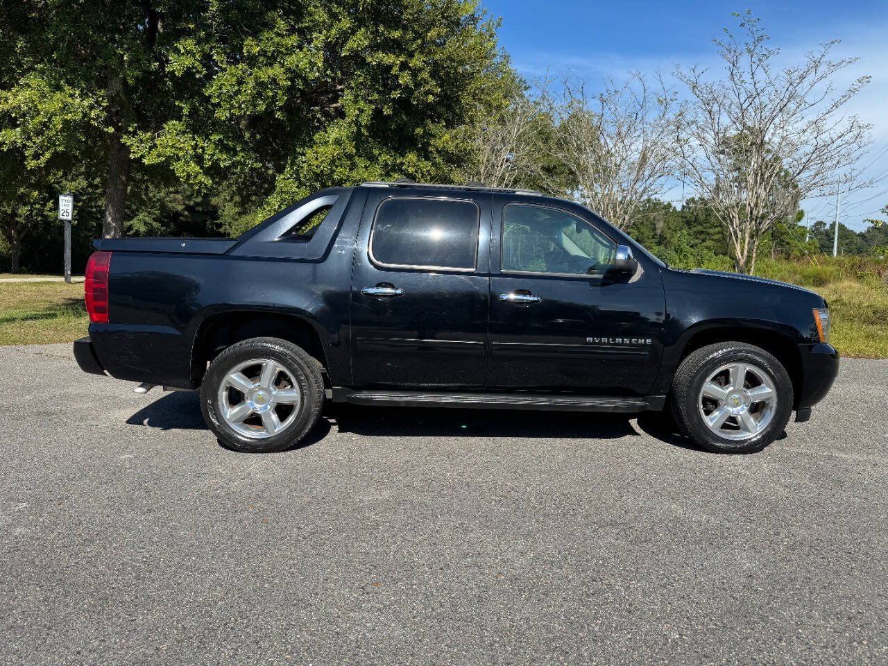 Used 2011 Chevrolet Avalanche LT w/ Regional Value Package RWD image 7