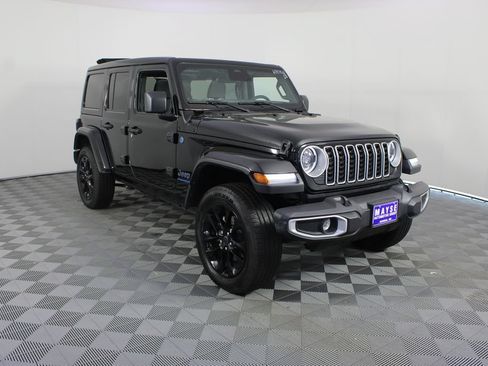 Used 2025 Jeep Wrangler Unlimited Sahara w/ Safety Group AWD/4WD image 24