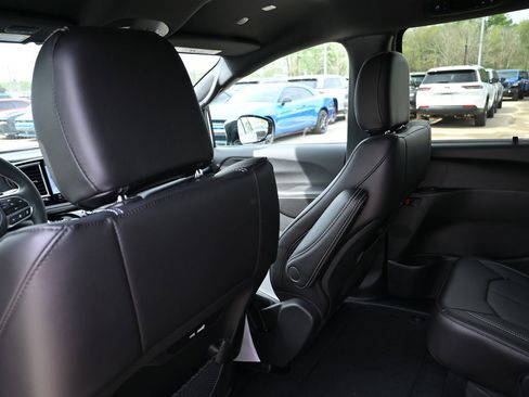 New 2026 Chrysler Pacifica Select image 19