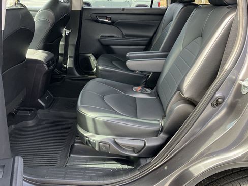 Used 2021 Toyota Highlander XLE image 23