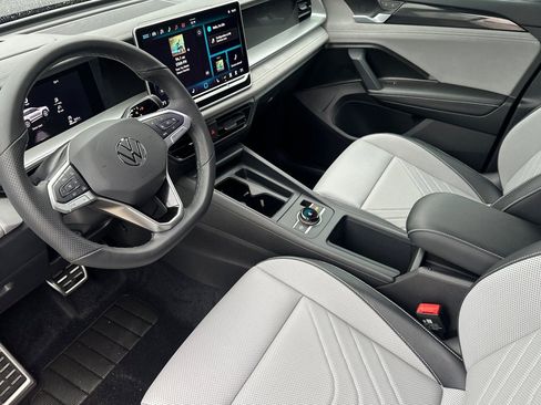 New 2026 Volkswagen Tiguan SE R-Line image 8