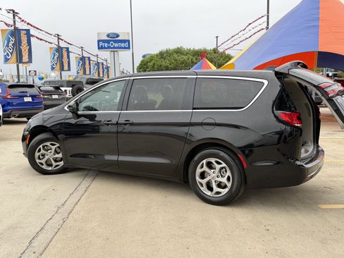 Used 2024 Chrysler Pacifica Limited image 11