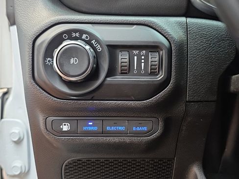 Used 2022 Jeep Wrangler Unlimited Sahara image 25