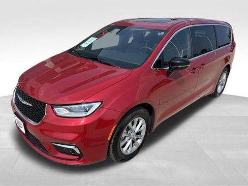 Used 2026 Chrysler Pacifica Limited FWD image 2