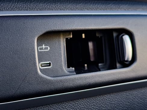 Used 2024 BMW X7 xDrive40i w/ Premium Package image 31