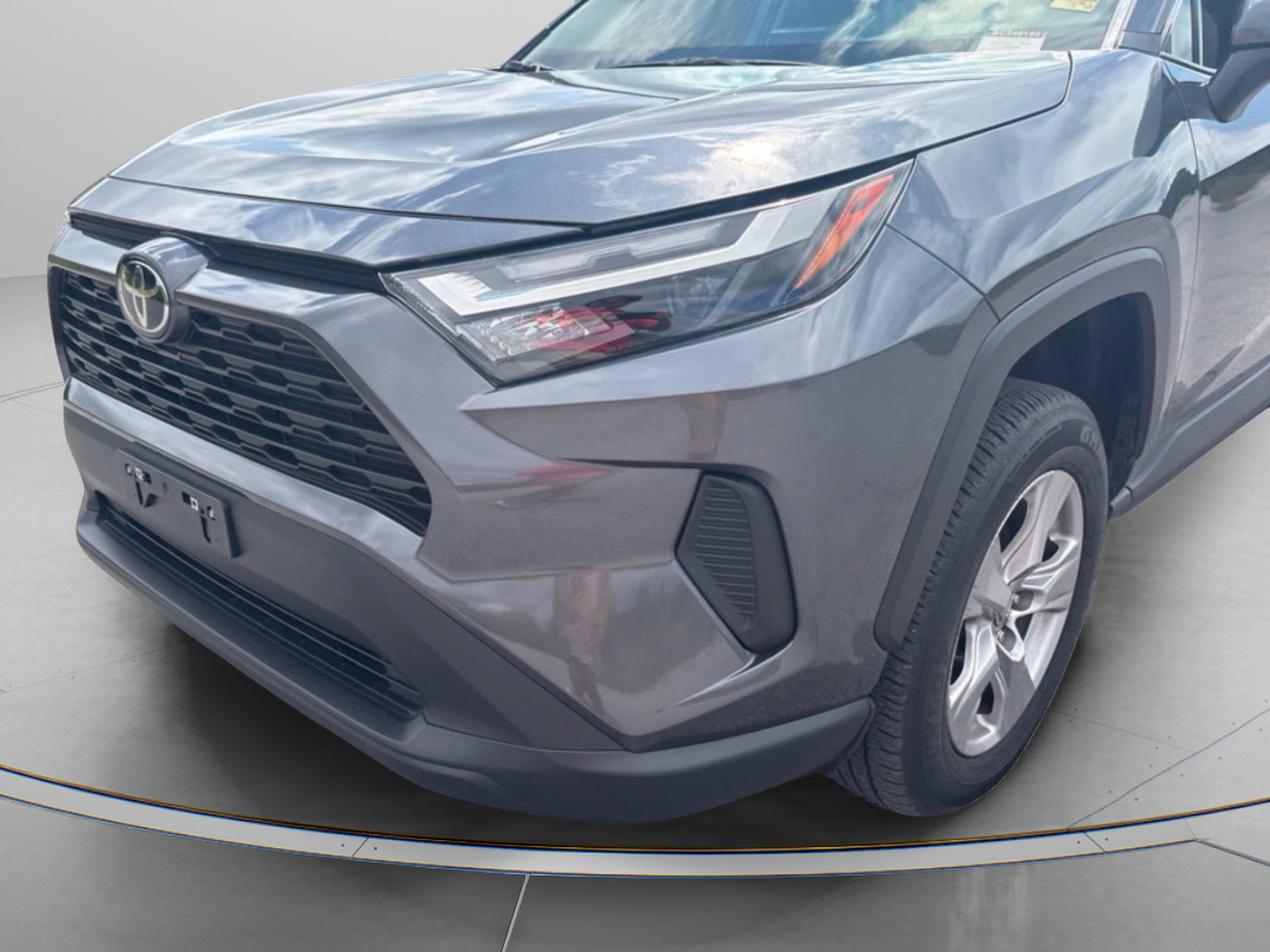 Used 2025 Toyota RAV4 XLE FWD image 9