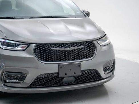 Used 2025 Chrysler Pacifica Limited FWD image 9