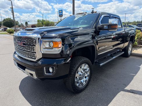 Used 2018 GMC Sierra 2500 Denali w/ Duramax Plus Package AWD/4WD image 4