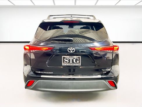 Used 2022 Toyota Highlander LE image 5