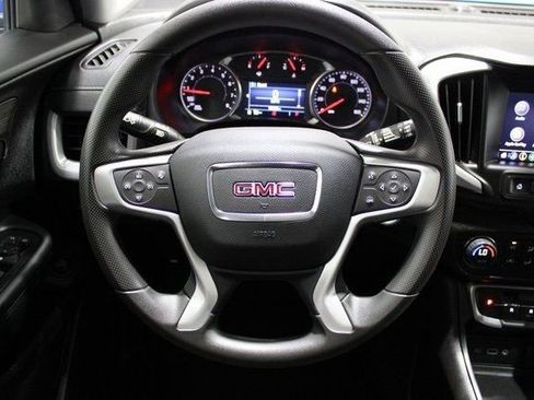 Used 2024 GMC Terrain SLE w/ Driver Convenience Package image 4